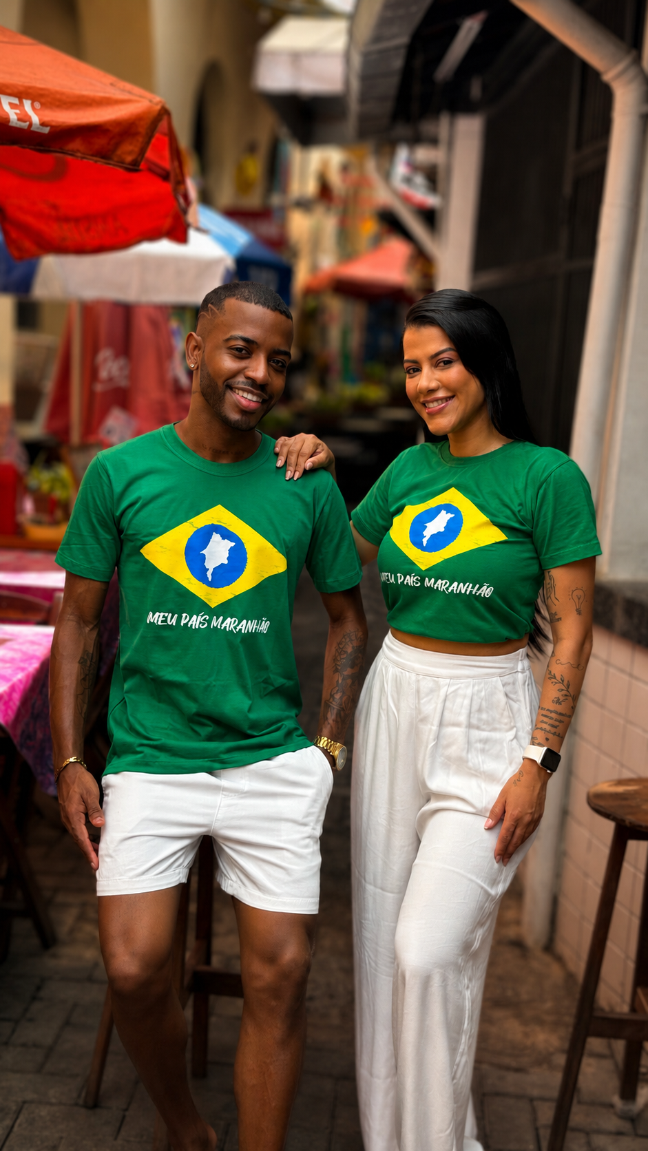 Casal vestindo camisas Meu País Maranhão